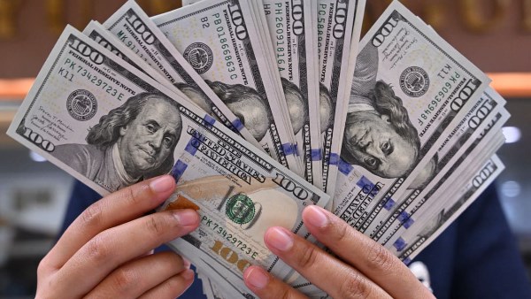17 يونيو 2026.. الدولار يهبط لأقل من 50 جنيها في بعض البنوك المحلية