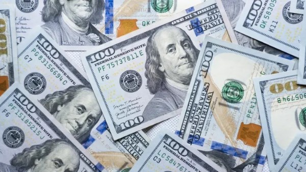 يواصل التراجع.. مفاجأة في سعر الدولار الآن بالبنوك