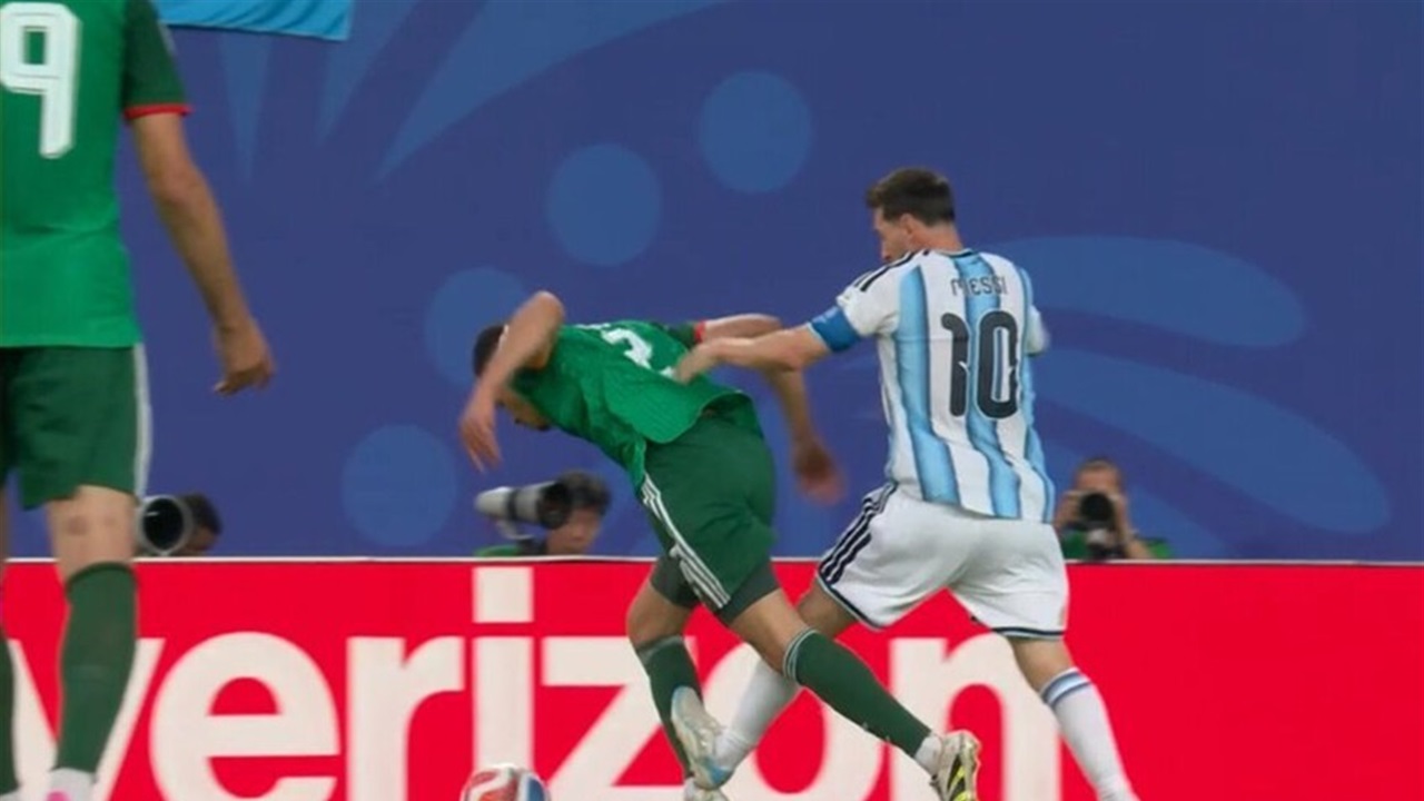 جدل تحكيمي في مونديال 2026.. انتقادات لعدم طرد ميسي
