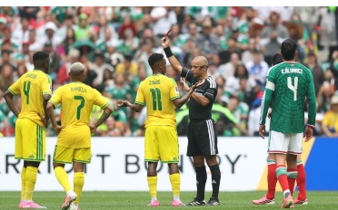 طرد لاعب جنوب افريقيا الوووو 0