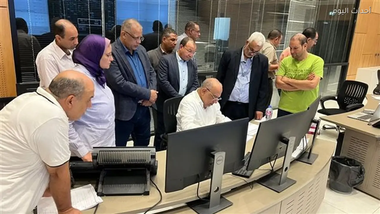 وزير الكهرباء يتفقد ميدنيا سير العمل فى المركز القومي للتحكم في الطاقة