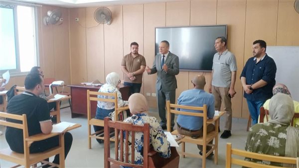 جولة ميدانية لرئيس جامعة دمياط بكلية التجارة لمتابعة امتحانات الدراسات العليا