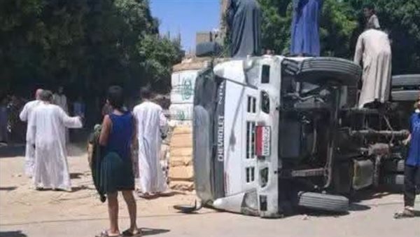 دون إصابات.. انقلاب سيارة نقل ثقيل أعلى كوبري قرية النمسا بالأقصر (صور)