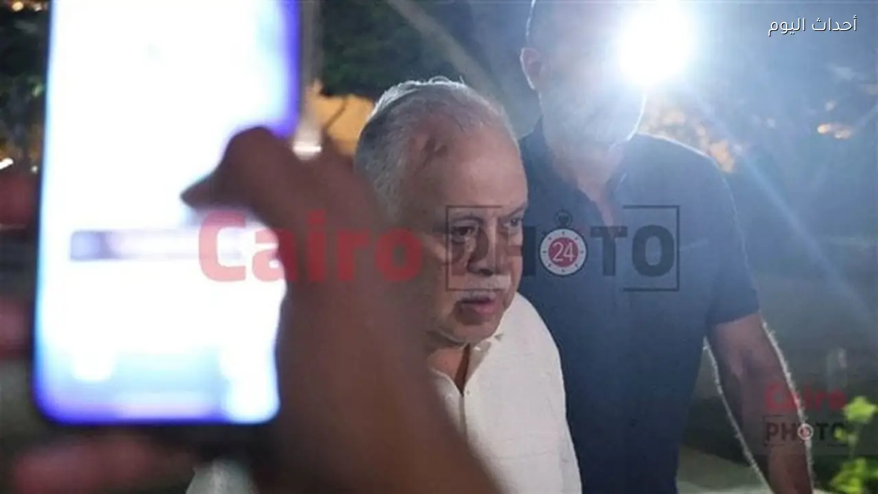 أشرف زكي ومحمد أبو داوود يقدمان واجب العزاء في محمد مرزبان بمسجد حسن الشربتلي