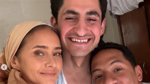 أمير المصري يروج لفيلم القصص بصور جديدة من الكواليس