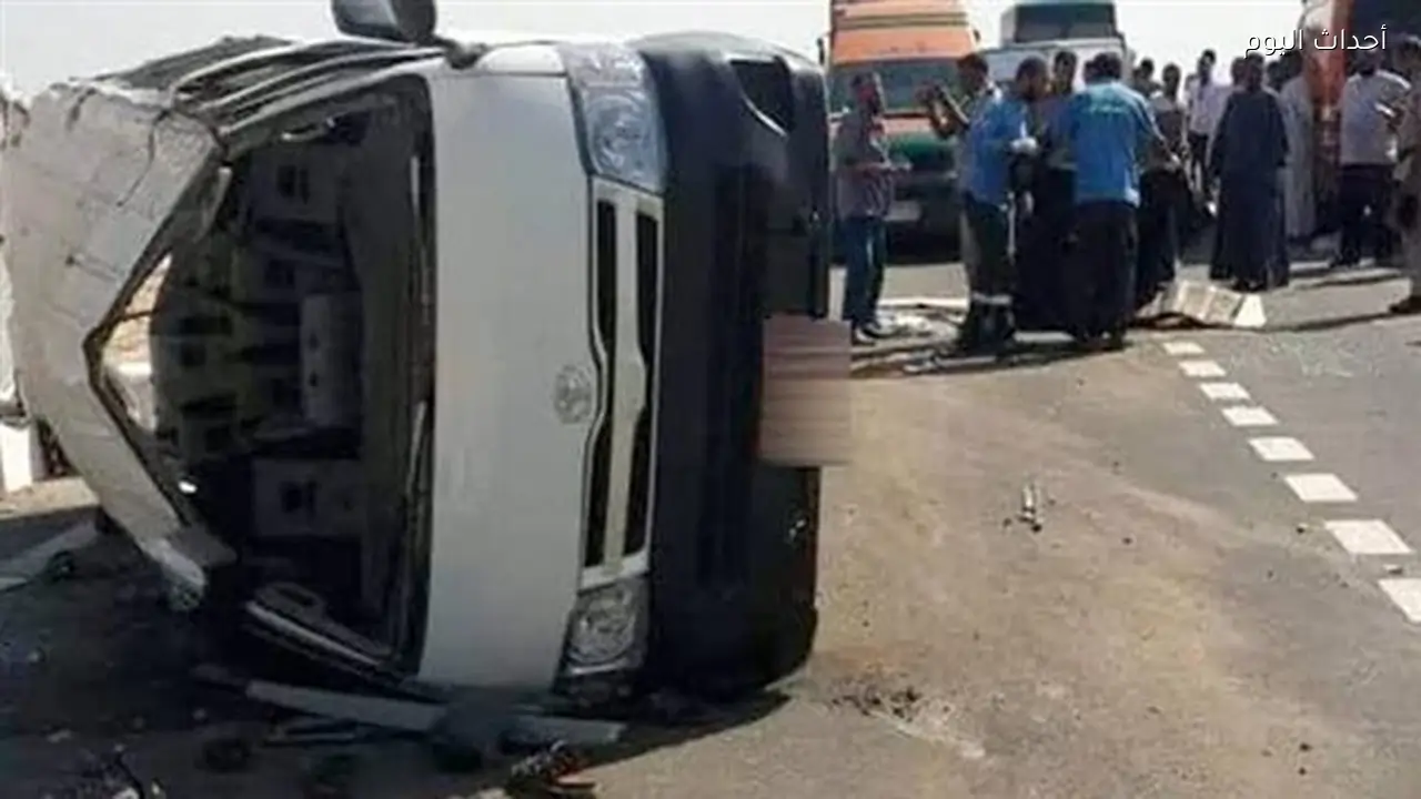 إصابة 6 أشخاص في حادث انقلاب سيارة ميكروباص بطريق القاهرة أسيوط