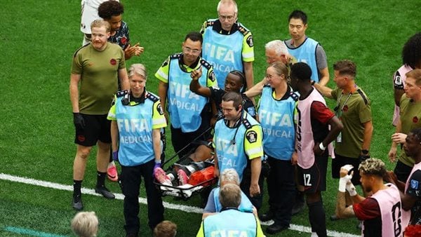 إصابة لاعب كندا بكسر في عظم الشظية والساق.. ونجم منتخب قطر يعتذر له في غرفة الملابس