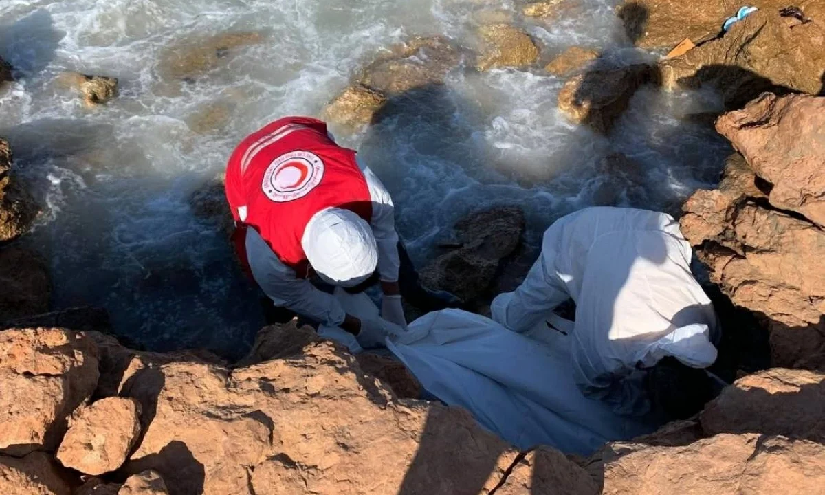 «بحرية ليبيا» تعلن غرق قارب هجرة يقل 61 شخصا.. وسواحل طبرق تستقبل الضحايا