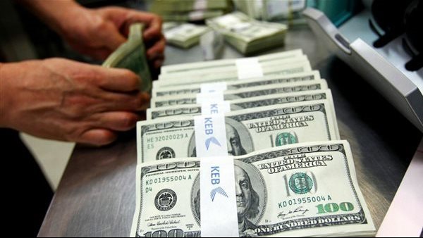 بعد كسر حاجز الـ 50 جنيهًا.. إلى أين يتجه الدولار؟