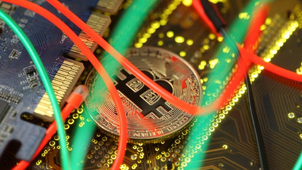 توقعات بهبوط أعمق لـ بيتكوين قد يصل بالسعر إلى 52 ألف دولار