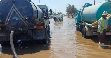 جهاز العاشر من رمضان يواصل إصلاح كسر خط طرد المياه وفتح الطريق أمام الحركة المرورية