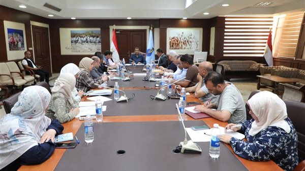 دراسة عاجلة لتأمين طرق الغردقة بالمطبات والإنارة وتدشين شبكات المياه برأس غارب