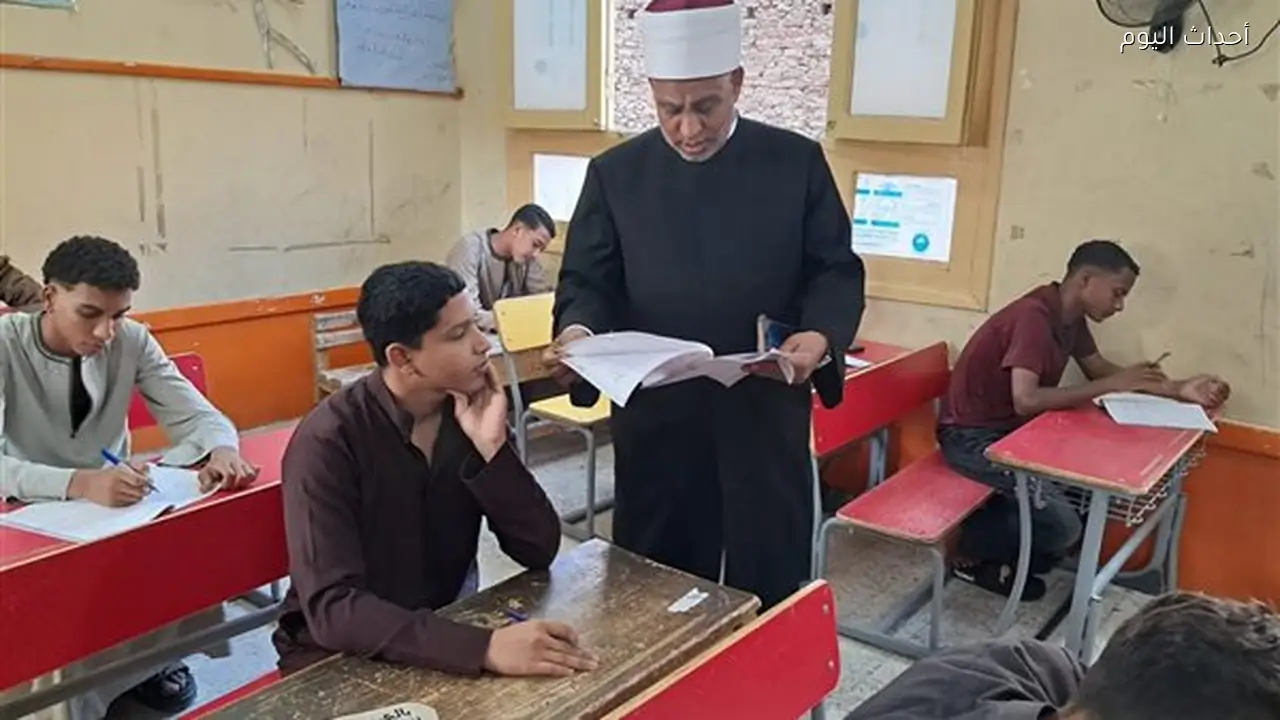رئيس المعاهد الأزهرية يستمع لآراء الطلاب عقب انتهاء امتحان الكيمياء للاطمئنان على مستوى الأسئلة وملاءمتها للوقت المخصص