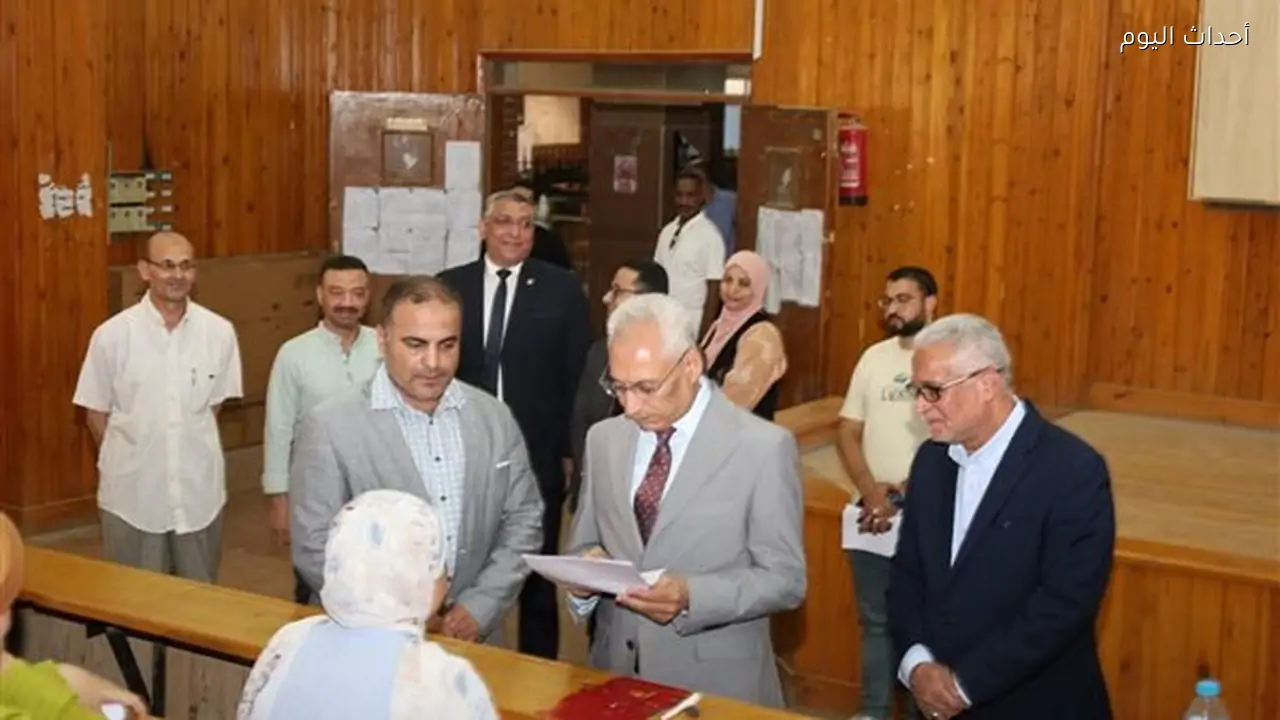 رئيس جامعة المنيا يتفقد امتحانات كلية التربية الفنية