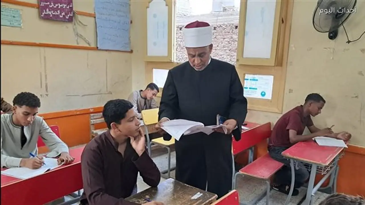 رئيس قطاع المعاهد الأزهرية يتابع انتظام امتحانات الثانوية بقنا