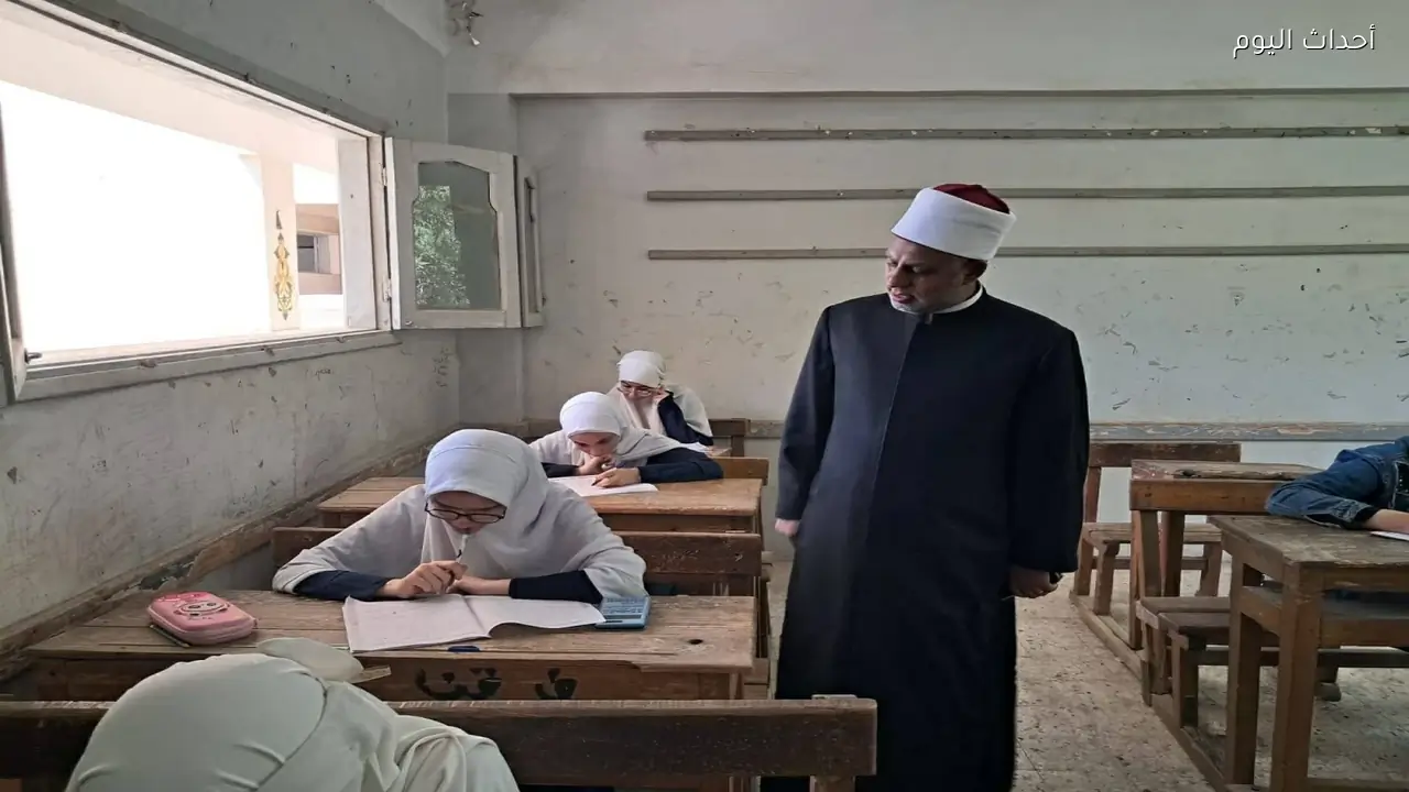 رئيس قطاع المعاهد يواصل متابعة انتظام امتحانات الثانوية الأزهرية من قنا (صور)