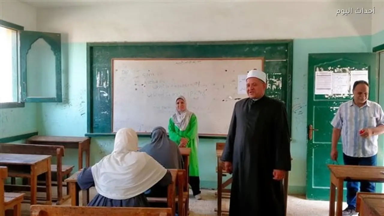 رئيس منطقة القليوبية الأزهرية يتفقد لجان القناطر الخيرية.. ويطمئن على انتظام امتحان الكيمياء