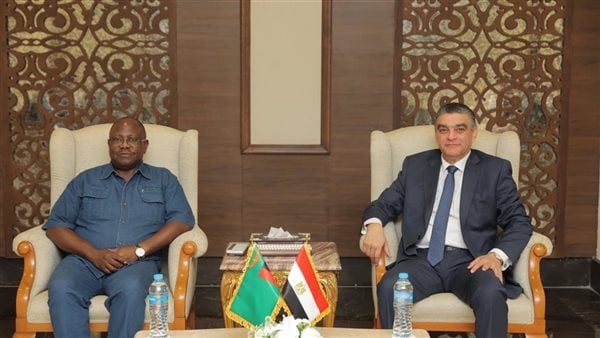 رئيس هيئة الشراء الموحد يبحث مع السفير الزامبي فرص توطين الصناعات الدوائية المصرية في زامبيا