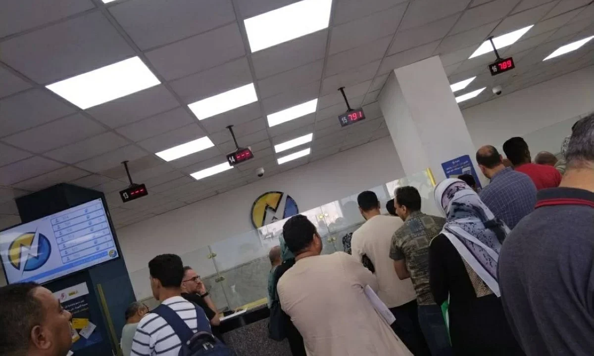 «زحام وفوضى وبطء».. سكان 6 أكتوبر يروون عذابهم مع استخراج بيان استهلاك الكهرباء