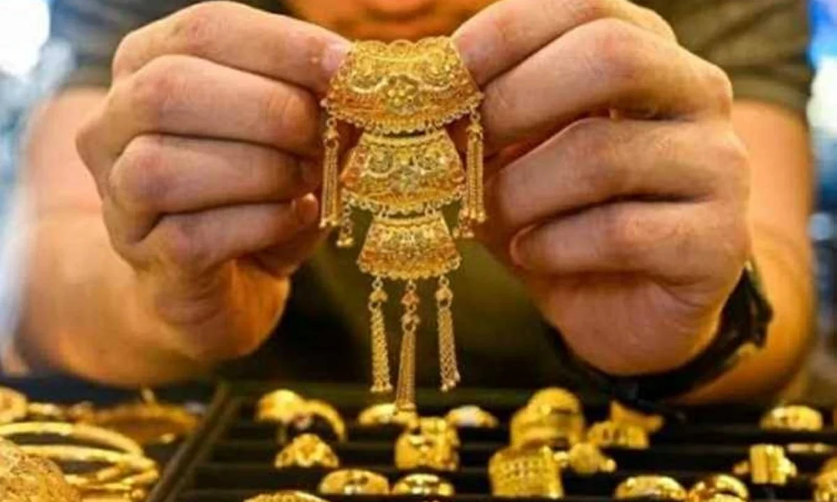 سعر الذهب يسجل أدنى مستوى منذ 8 يناير الماضي.. نقيب الجواهرجية يكشف توقعاته للفترة المتبقية من العام