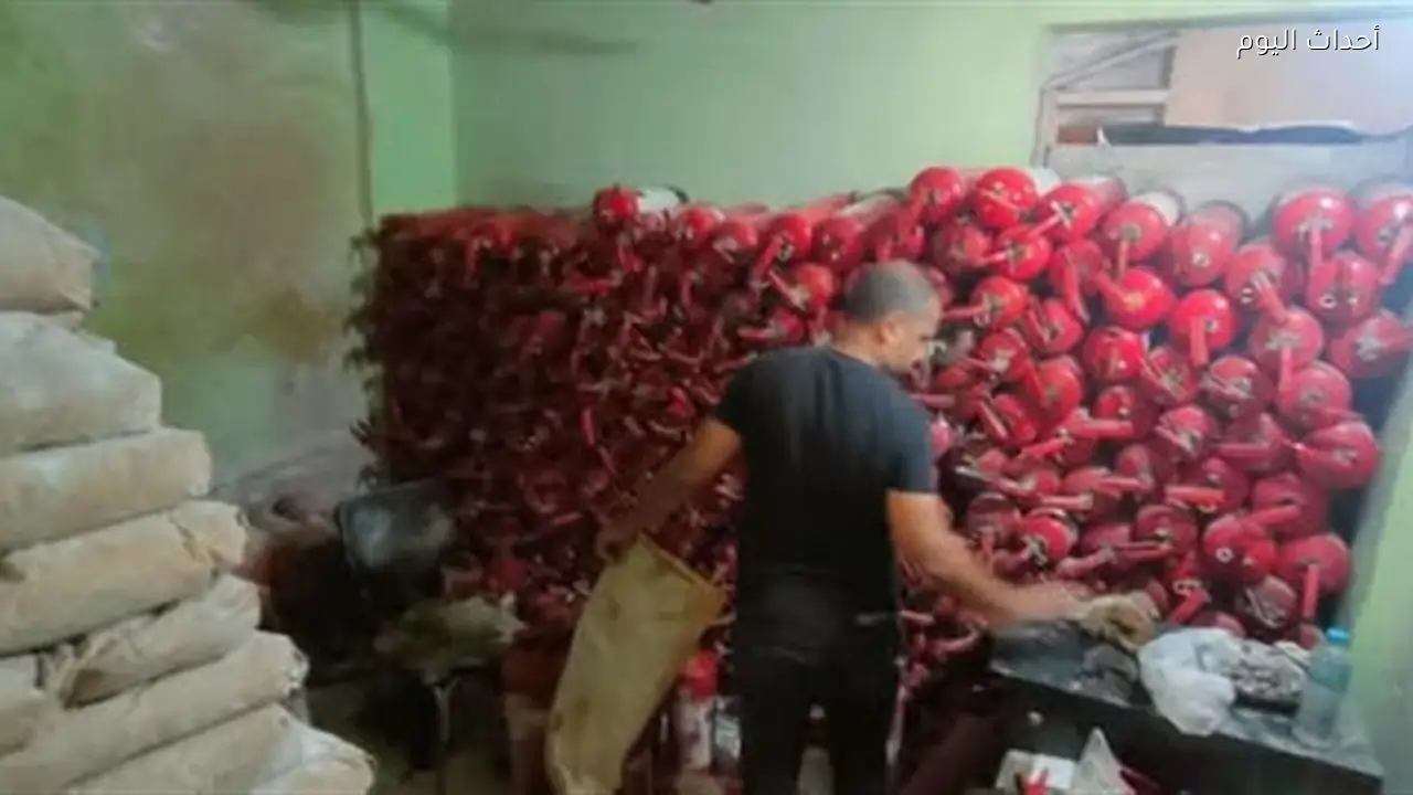ضبط منشأة غير مرخص لتعبئة طفايات الحريق بمواد مجهولة المصدر بإمبابة