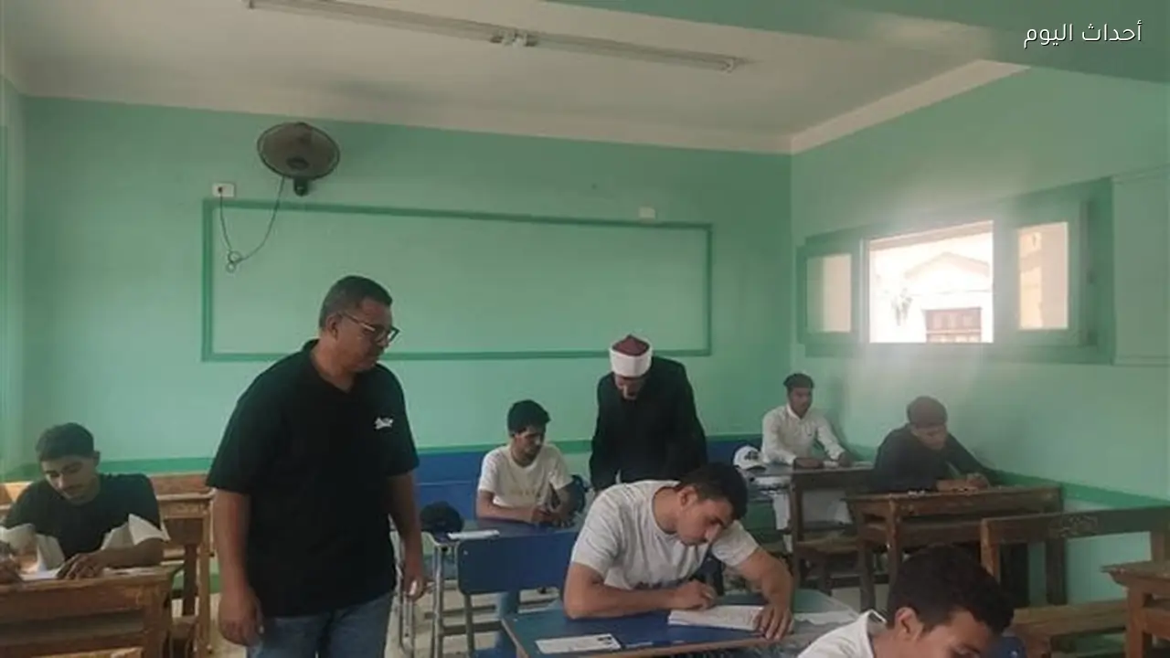 طلاب الشعبة العلمية بالثانوية الأزهرية بجنوب سيناء يؤدون امتحان الكيمياء.. اليوم