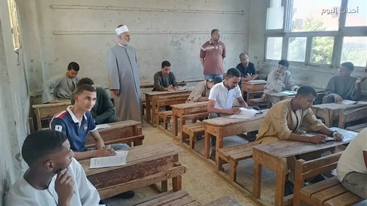 طلاب القسم العلمي بالثانوية الأزهرية يؤدون امتحان الكيمياء بسوهاج.. وتوجيهات بتذليل العقبات أمام الملاحظين ورؤساء اللجان