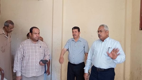 قبل انطلاق الامتحانات غدًا.. نائب محافظ سوهاج يتفقد لجان الثانوية العامة للتأكد من جاهزيتها