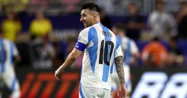 مبابي وكورتوا وميسي.. لماذا يرتدي بعض اللاعبين شارات خاصة على قمصانهم؟