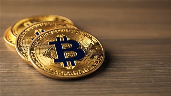 مخاوف هبوط بيتكوين تتصاعد.. والمستثمرون يراهنون على تراجعها إلى 52 ألف دولار