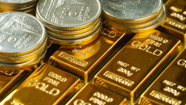 عيار 21 يفقد 60 جنيهًا.. موجة هبوط تضغط على أسعار الذهب محليًا وعالميًا