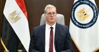 وزارة البترول تنفى تصريحات منسوبة للوزير حول إبرام عقود خارج البلاد
