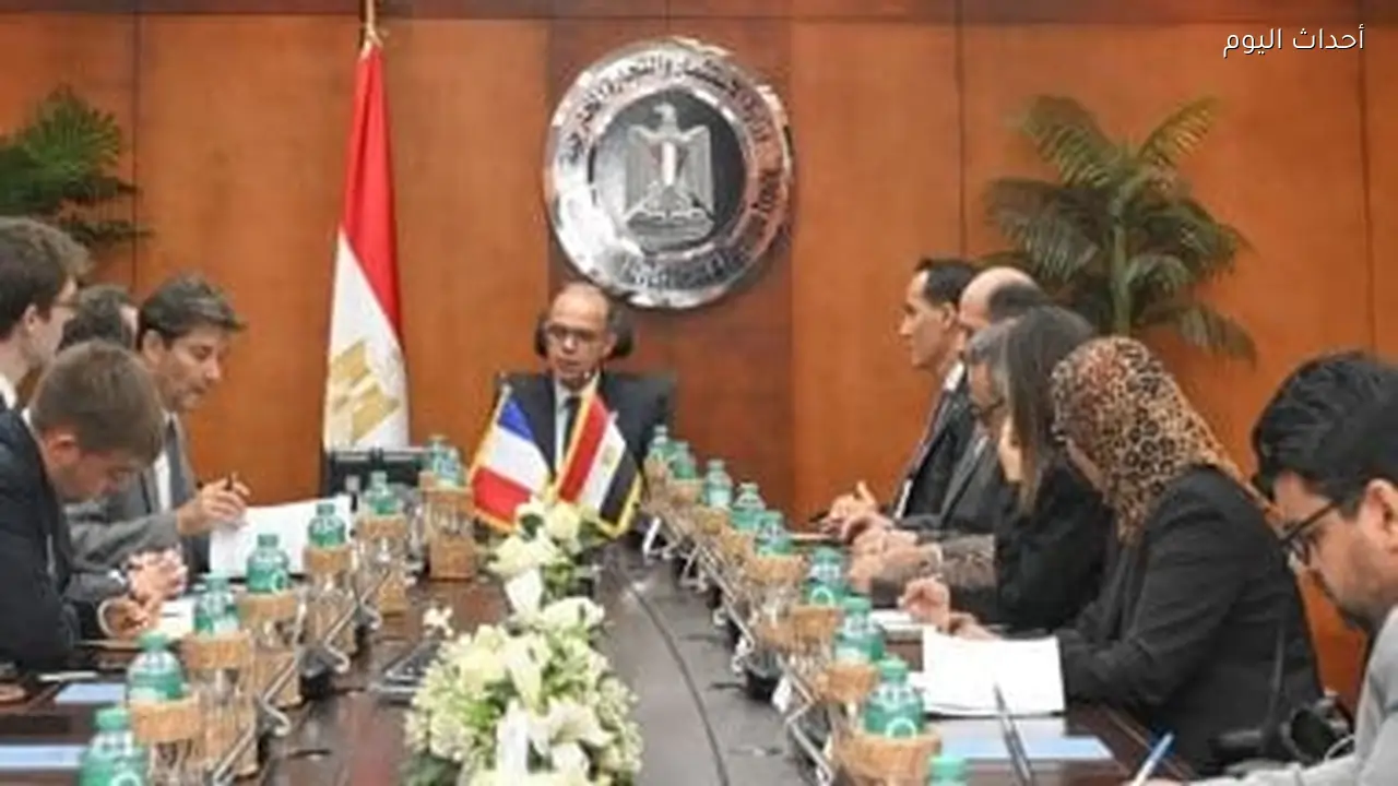 وزير الاستثمار والتجارة الخارجية يبحث مع السفير الفرنسي سبل تعميق التعاون