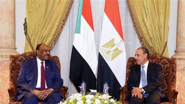 وزير الخارجية يلتقي نظيره السوداني لبحث سبل تعزيز العلاقات الثنائية وتطورات الأوضاع في السودان
