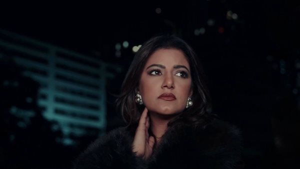 ياسمين علي تغني وجع الفراق بـ”أعراض انسحابه”.. وكليب سينمائي في لبنان