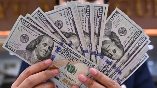الدولار يقترب من أعلى مستوياته في شهرين مع تنامي رهانات رفع الفائدة الأمريكية