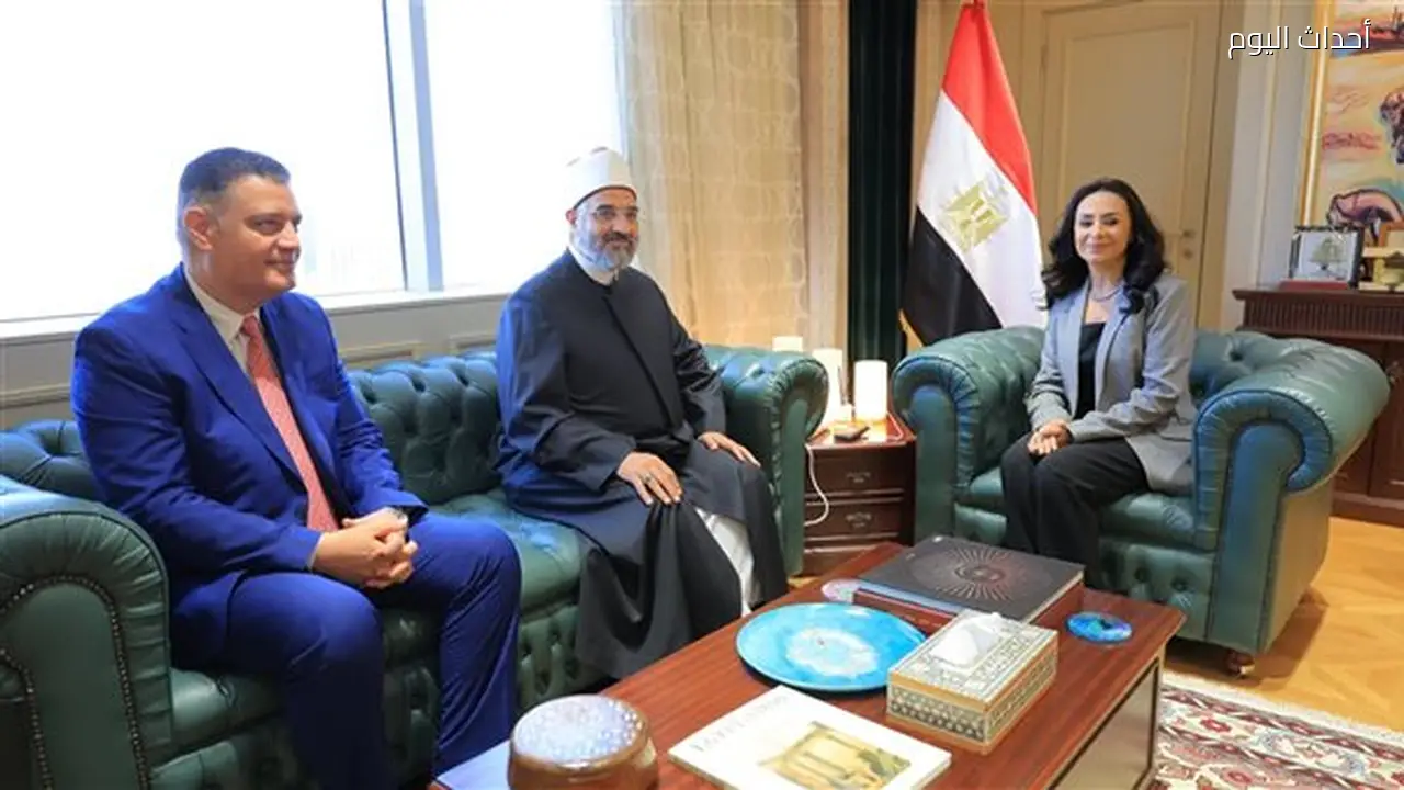 مايا مرسي تبحث مع اللجنة الدينية بالنواب تطوير برنامج مودة والأسر البديلة
