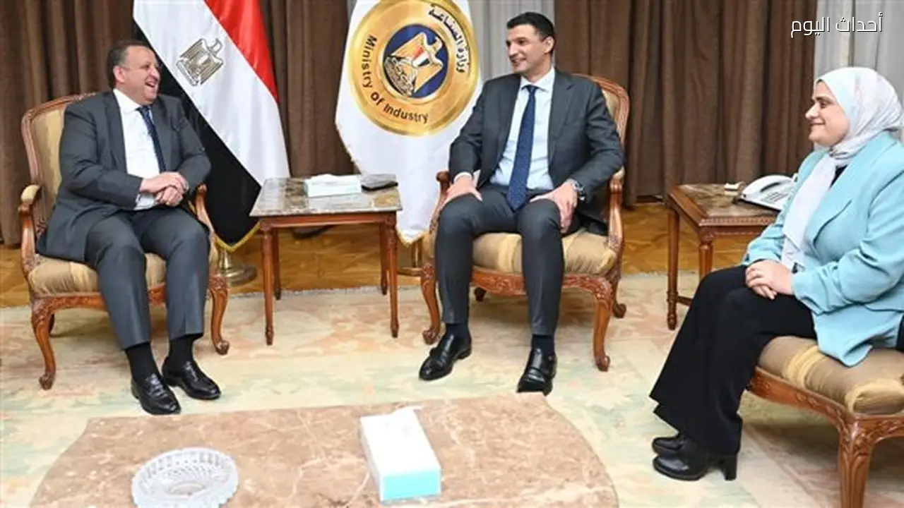 وزير الصناعة يؤكد أهمية تعزيز التعاون مع المؤسسات العلمية والمهنية