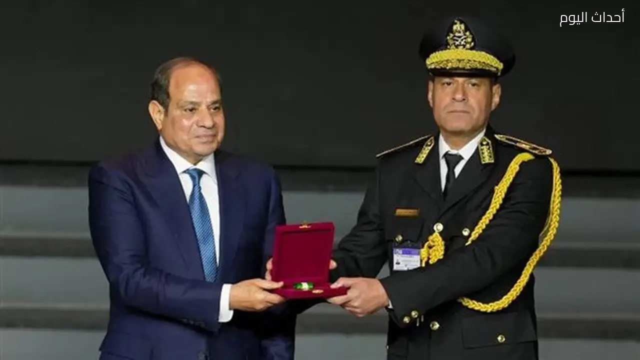 السيسي يمنح اللواء محمد الشربيني نوط الامتياز من الطبقة الأولى قبل استشهاده في عيد الشرطة
