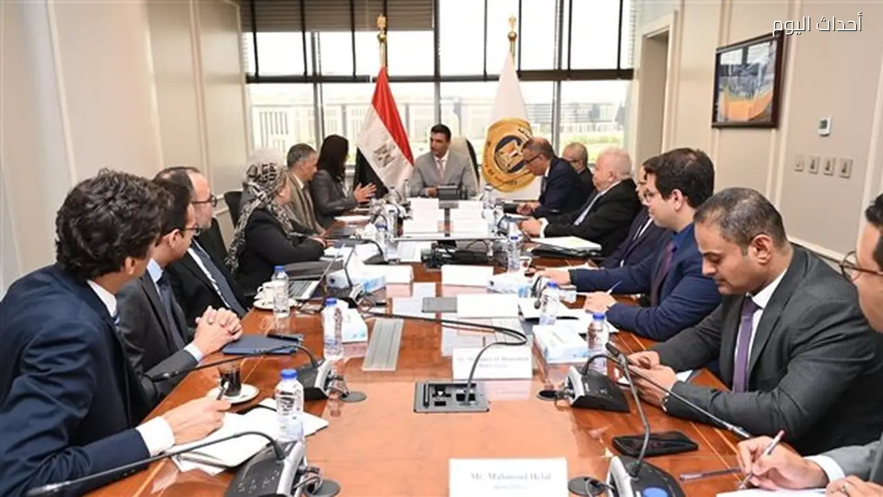 وزير الصناعة يرحب بمبادرة التحول إلى الطاقة الشمسية لتعزيز القطاع الصناعي