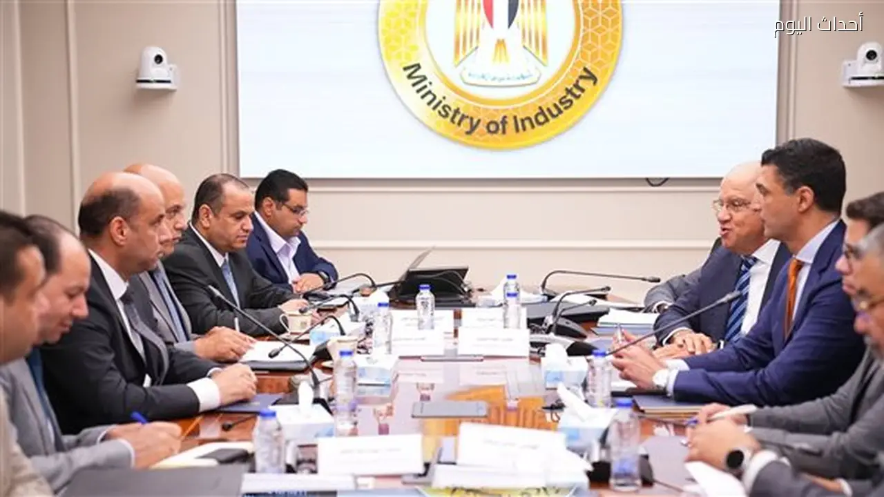 اجتماع وزيري الصناعة والعمل لزيادة الإنتاج وتوفير فرص عمل جديدة