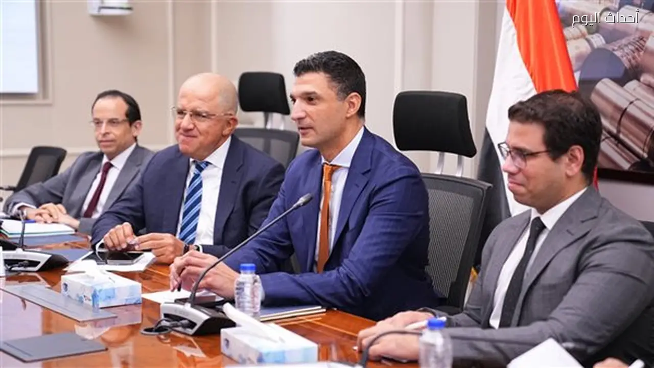 وزيرا الصناعة والعمل يناقشان تعزيز التعاون لمواجهة تحديات الاستثمار