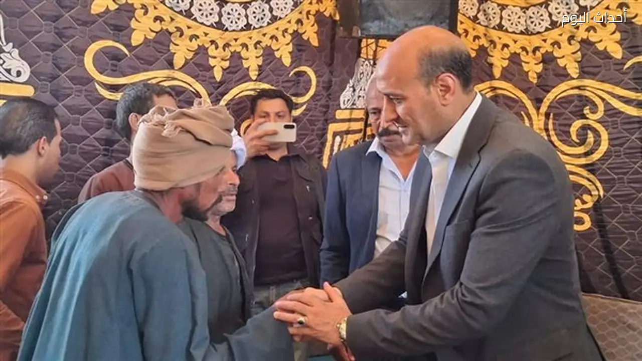 محافظ أسيوط يعزي أسر الأطفال ضحايا حادث سقوط التروسيكل (صور)