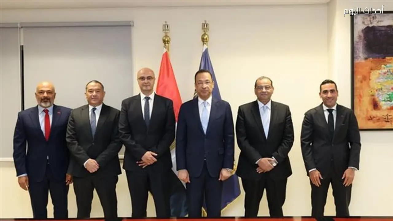 وزير الاتصالات يشهد توقيع ملاحق تراخيص شريحة الطفل لتعزيز حماية الأطفال على الإنترنت