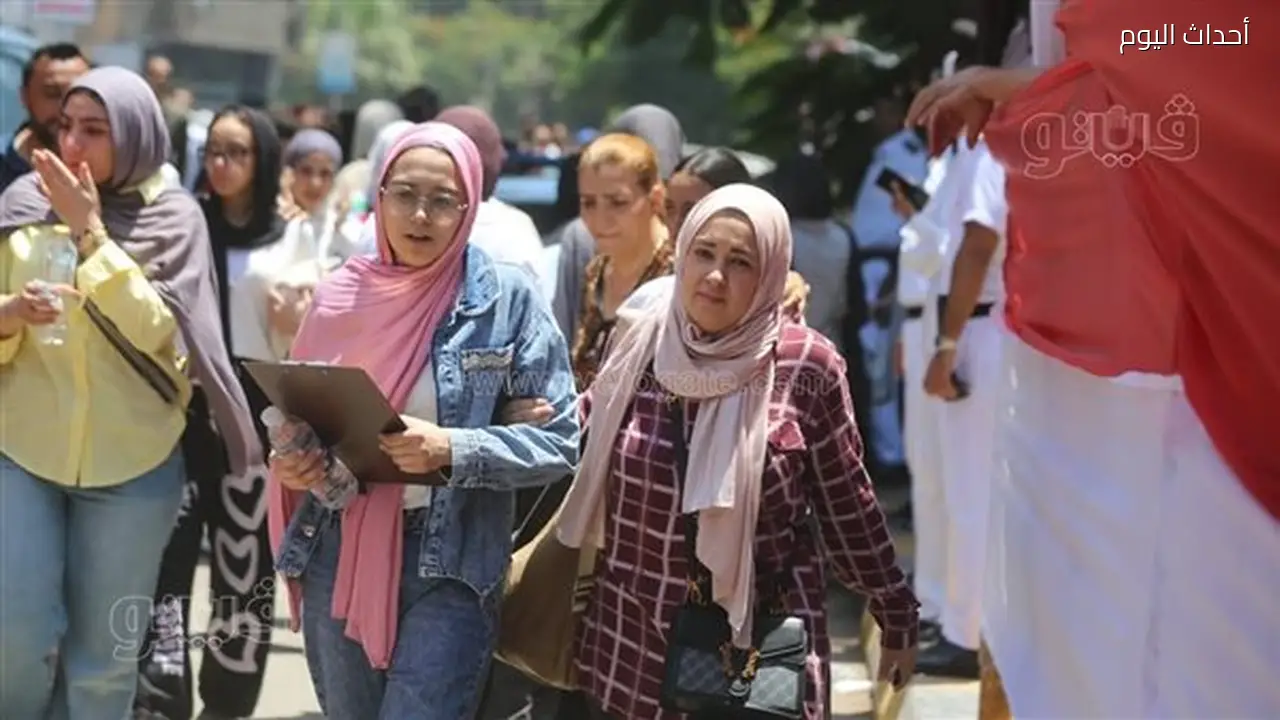 طلاب الثانوية العامة يؤدون امتحانات الكيمياء والجغرافيا اليوم