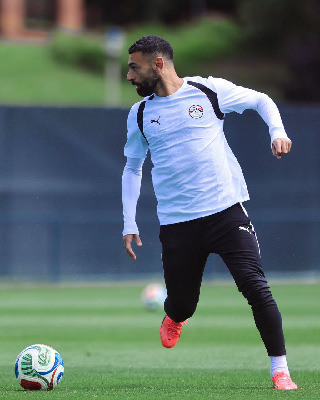 النجم محمد صلاح يركض بالكرة