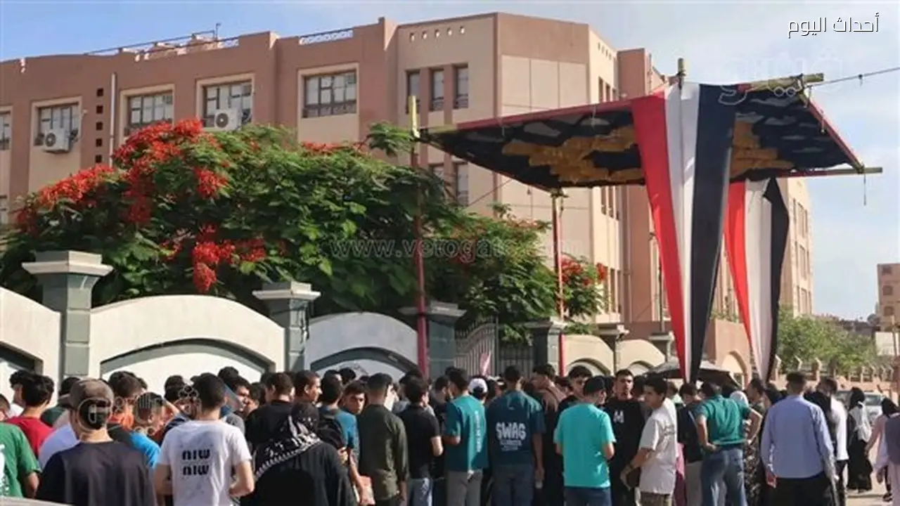 توافد طلاب الثانوية العامة لأداء امتحاني الكيمياء والجغرافيا