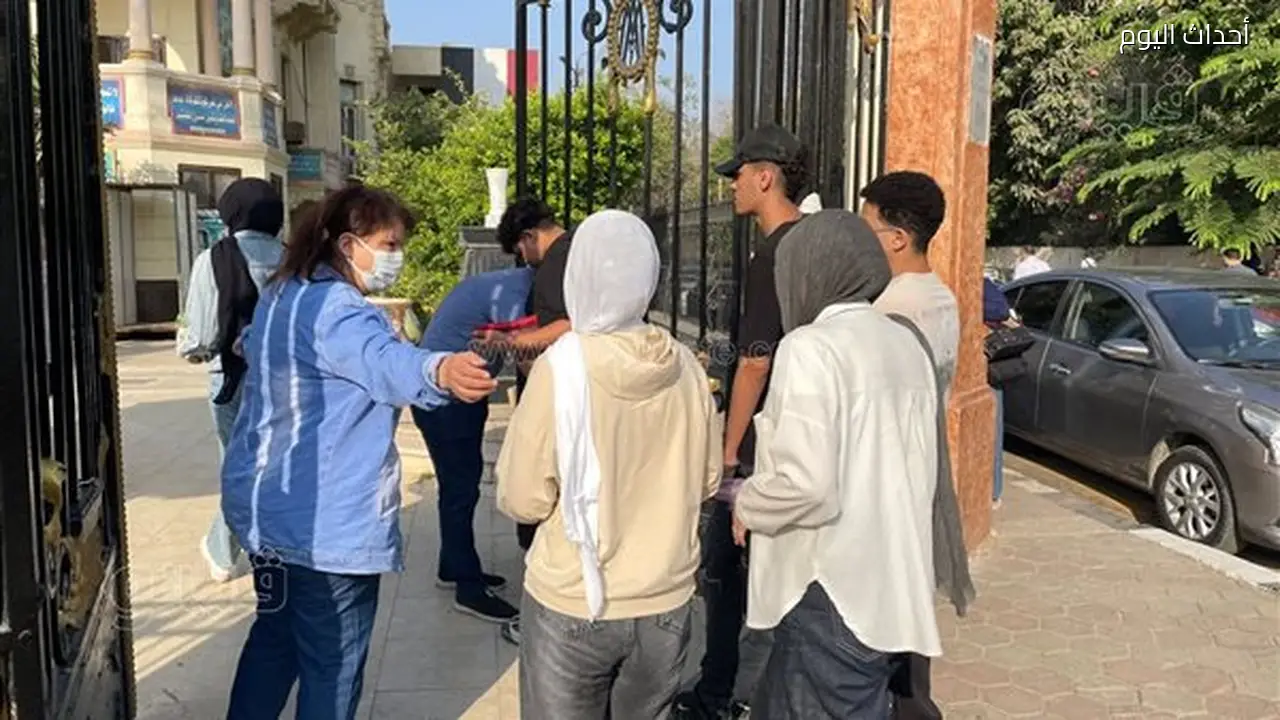 تفتيش ذاتي لطالبات الثانوية العامة بمصر الجديدة قبل دخول اللجان (فيديو وصور)