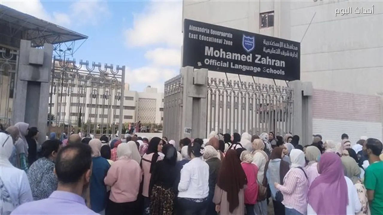 طلاب الثانوية العامة بالإسكندرية يواجهون القلق والتوتر أثناء دخول اللجان (فيديو)