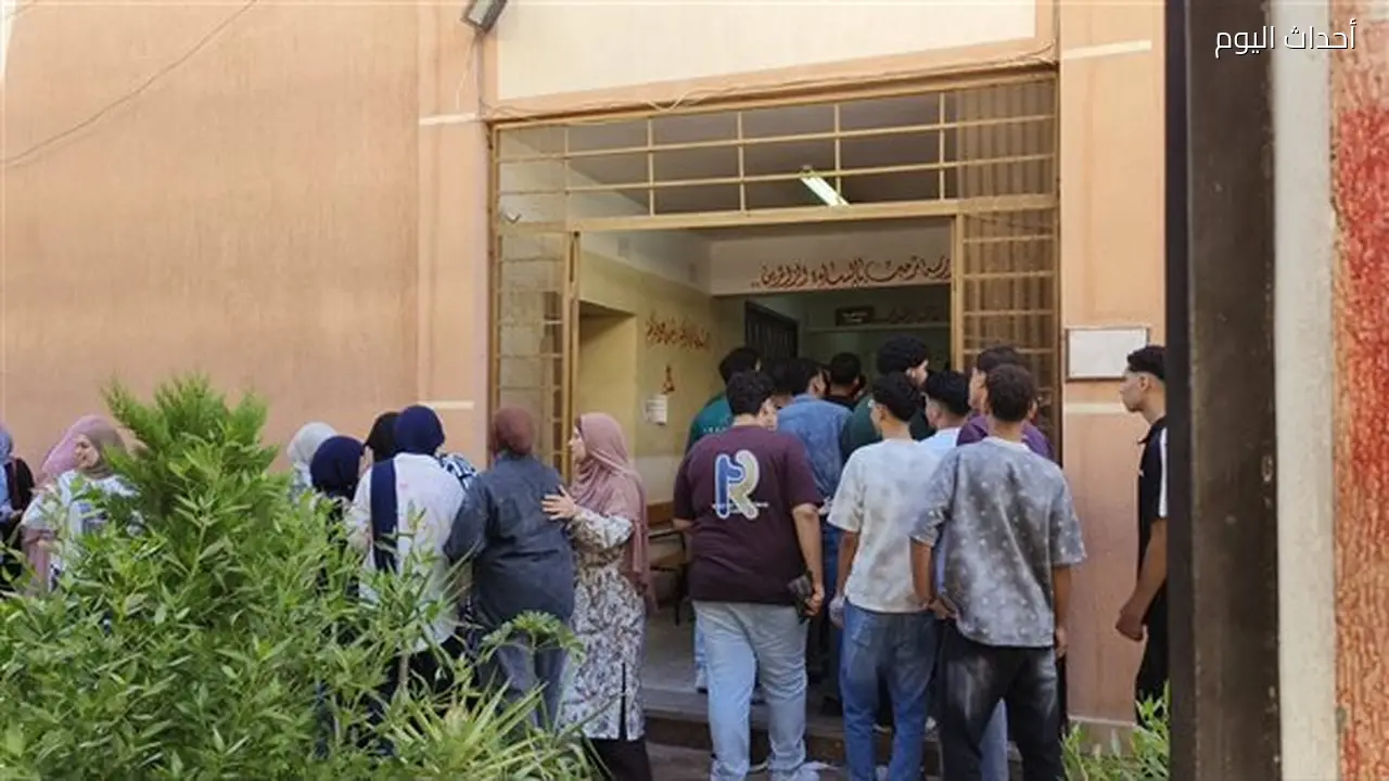أولياء أمور طلاب الثانوية العامة ينتظرون أمام لجان الدقهلية خلال امتحاناتهم (فيديو وصور)